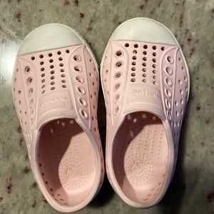 Native toddler shoes size 5